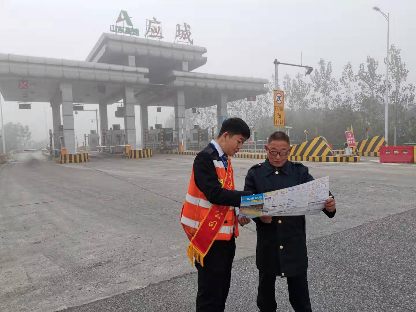 大雾天气为司乘指路.jpg